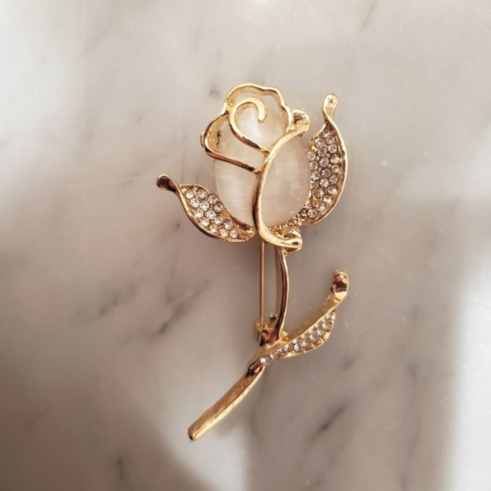 Flower Gold-Tone Brooch 🌼 🌷